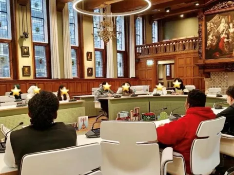 ISK-leerlingen bezoeken het provinciehuis.