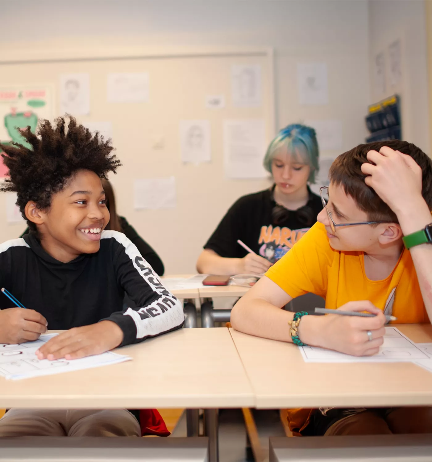 ISK-leerlingen leren samen in de klas.