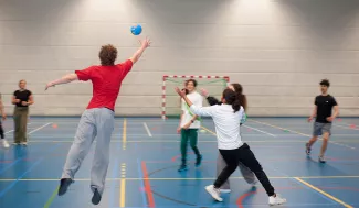Leerlingen sporten samen.