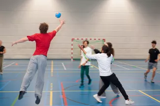 Leerlingen sporten samen.