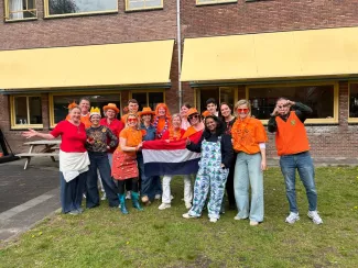 Medewerkers ISK in oranje kleding.