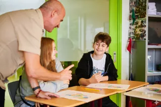 Leerlingen ISK krijgen uitleg van een docent.