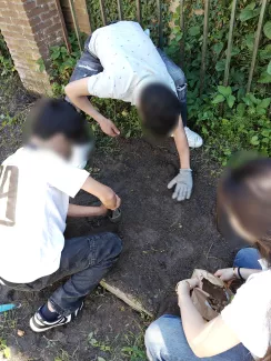 Leerlingen poten bloembollen